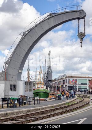 Bristol Docks und das M-Shed Museum mit dem Fairburn-Dampfkran Bristol Cranes - The Bee und The Matthew, der neben dem Hotel liegt Stockfoto