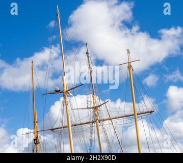 Masten von kleinen Yachten, die im schwimmenden Hafen von Bristol anhegen Stockfoto