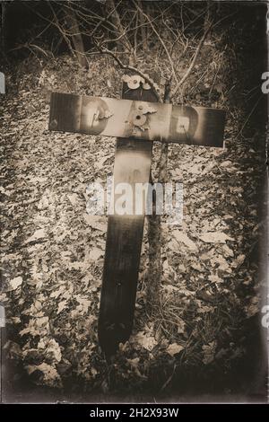 Holzkreuz mit Papa, gegenüber dargestellt mit Mohnblumen in einem Vintage-Sepia-Ton Stockfoto