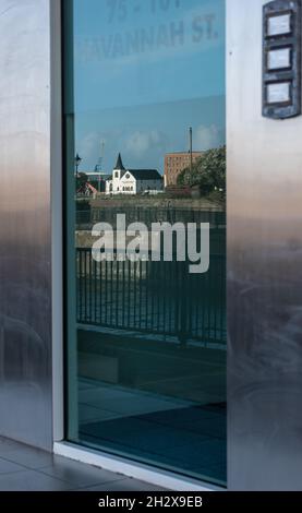 Die norwegische Kirche in Cardiff Bay spiegelt sich in Aluminium und Glas wider Stockfoto