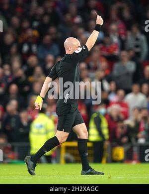 Schiedsrichter Anthony Taylor zeigt dem Manchester United-Amerikaner Paul Pogba (nicht abgebildet) beim Premier League-Spiel in Old Trafford, Manchester, eine rote Karte. Bilddatum: Sonntag, 24. Oktober 2021. Stockfoto