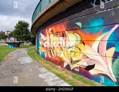 Street Art Graffiti am Flussufer Spaziergang im Cumberland Basin am Fluss Avon in Bristol, Großbritannien Stockfoto