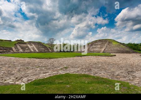 Blick auf eine antike Pyramide an der ARCHÄOLOGISCHEN Stätte EL Tajin in Papantla, Veracruz, Mexiko. Stockfoto