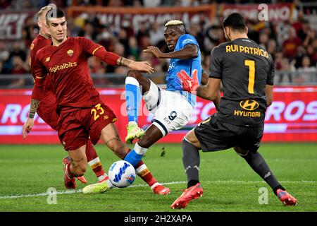 Rom, Italien. Okt. 2021. Gianluca Mancini von AS Roma, Victor Osimhen von SSC Napoli und Rui Patricio von AS Roma während des Fußballspiels der Serie A zwischen AS Roma und SSC Napoli im Olimpico-Stadion in Rom (Italien), 24. Oktober 2021. Foto Antonietta Baldassarre/Insidefoto Kredit: Insidefoto srl/Alamy Live News Stockfoto