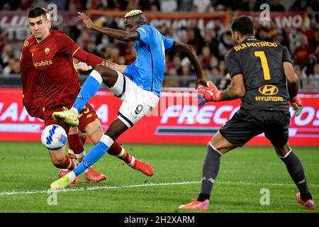 Rom, Italien. Okt. 2021. Gianluca Mancini von AS Roma, Victor Osimhen von SSC Napoli und Rui Patricio von AS Roma während des Fußballspiels der Serie A zwischen AS Roma und SSC Napoli im Olimpico-Stadion in Rom (Italien), 24. Oktober 2021. Foto Antonietta Baldassarre/Insidefoto Kredit: Insidefoto srl/Alamy Live News Stockfoto