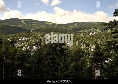 Blick vom Karpatka-Hügel auf den Karkonosze-Berg Stockfoto