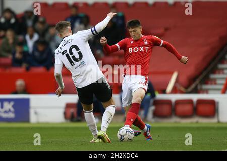 Nottingham, England, 24. Oktober 2021. Joe Lolley aus Nottingham Forest und Tom Cairney aus Fulham kämpfen während des Sky Bet Championship-Spiels auf dem City Ground in Nottingham um den Ball. Bildnachweis sollte lauten: Isaac Parkin / Sportimage Stockfoto