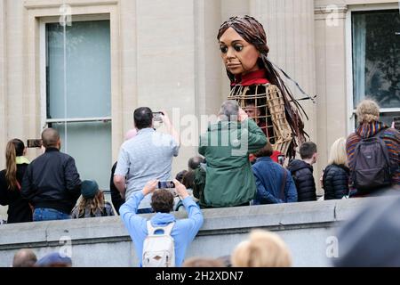 Trafalgar Square, London, Großbritannien. Oktober 2021. Die kleine Amal, die riesige Marionette, nimmt an dem Spaziergang Teil und reist 8.000 km zur Unterstützung von Flüchtlingen. Allein zu meinem Geburtstag auf dem Trafalgar Square. Kredit: Matthew Chattle/Alamy Live Nachrichten Stockfoto