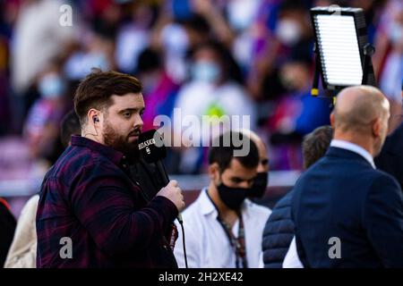 Barcelona, Spanien. Okt. 2021. Ibai Llanos (Streamer), während des Fußballspiels der Liga zwischen dem FC Barcelona und Real Madrid CF, im Camp Nou Stadion in Barcelona, Spanien, am 24. Oktober 2021. Foto: Siu Wu. Kredit: dpa/Alamy Live Nachrichten Stockfoto