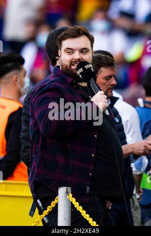 Barcelona, Spanien. Okt. 2021. Ibai Llanos (Streamer), während des Fußballspiels der Liga zwischen dem FC Barcelona und Real Madrid CF, im Camp Nou Stadion in Barcelona, Spanien, am 24. Oktober 2021. Foto: Siu Wu. Kredit: dpa/Alamy Live Nachrichten Stockfoto