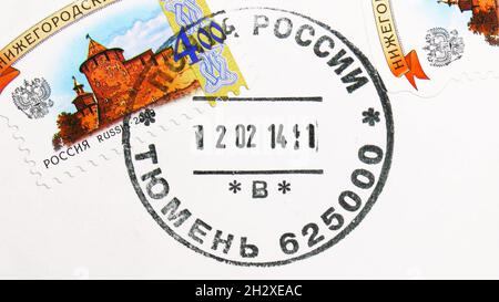 MOSKAU, RUSSLAND - 23. OKTOBER 2021: Die in Russland gedruckte Briefmarke zeigt das Postamt Tjumen, datiert 2014 Stockfoto