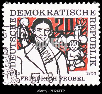 MOSKAU, RUSSLAND - 23. OKTOBER 2021: In Deutschland gedruckte Briefmarke zeigt Friedrich Frobel, Serie, um 1957 Stockfoto