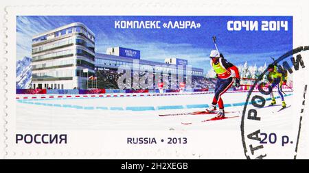 MOSKAU, RUSSLAND - 23. OKTOBER 2021: In Russland gedruckte Briefmarke zeigt komplexe 'Laura', Sotschi 2014 Olympic Sports Facilities Serie, um 2013 Stockfoto