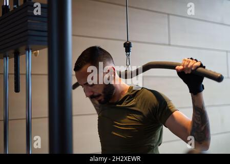 Davide Malfitano ein fitter Mann aus dem Kaukasus arbeitet in einem Fitnessstudio. Stockfoto