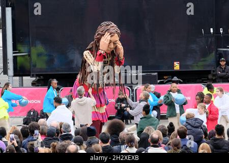 Trafalgar Square, London, Großbritannien. Oktober 2021. Die kleine Amal, die riesige Marionette, nimmt an dem Spaziergang Teil und reist 8.000 km zur Unterstützung von Flüchtlingen. Allein zu meinem Geburtstag auf dem Trafalgar Square. Kredit: Matthew Chattle/Alamy Live Nachrichten Stockfoto