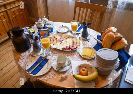 Typisch deutscher Frühstückstisch Stockfoto