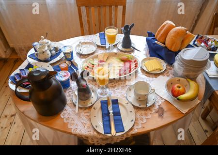 Typisch deutscher Frühstückstisch Stockfoto