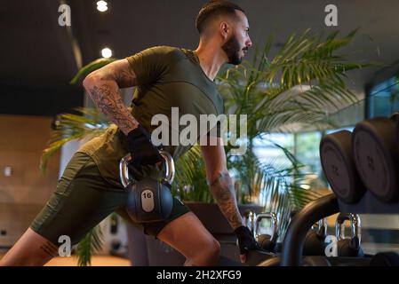 Davide Malfitano ein fitter Mann aus dem Kaukasus arbeitet in einem Fitnessstudio. Stockfoto