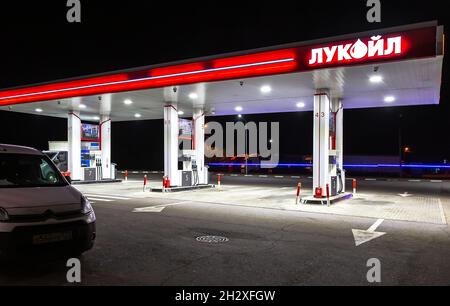 Moskau, Russland - 17. September 2021: Lukoil-Tankstelle in der Nacht. Lukoil ist eine der größten russischen Ölgesellschaften Stockfoto