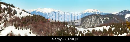 Blick von der Velka Fatra, dem Borisov Chalet und den Mala Fatra Bergen mit den Bergen Krivan, Stoh und Rozsutec Stockfoto