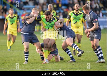 Featherstone, England - 24. Oktober 2021 - Jordan Andradre aus Jamaika fährt während der Rugby League International Jamaica gegen Schottland im Millenium Stadium, Featherstone, UK Dean Williams nach vorne Stockfoto