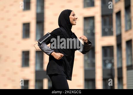 Porträt Einer Athletischen Frau Aus Dem Nahen Osten In Modest Sportswear Beim Joggen In Der Stadt Stockfoto