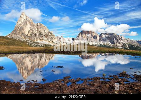 Blick vom Passo Giau Berg Ra Gusela vom Nuvolau Gruppe und Tofana oder Le Tofane Gruppe mit Wolken, Berge, die Spiegelung im See, Dolomiten, Italien Stockfoto