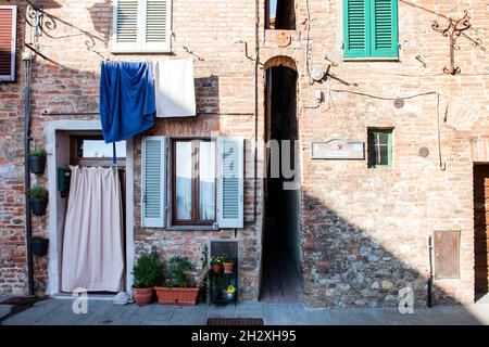 Città della Pieve, Perugia, Umbrien, Italien. Foto von Vicolo Baciadonne. Die engste Gasse Italiens, suggestiv und romantisch Stockfoto