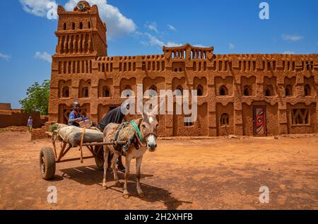 Kinder vor der Moschee im Dorf Yamma in Niger Stockfoto