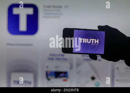 Gaziantep, Anatolien, Türkei. Okt. 2021. Gaziantep, Türkei. 22. Oktober 2021. Das Symbol der neuen Social-Media-App „TRUTH Social“ der Trump Media and Technology Group. Der Start der neuen Social-Media-Plattform wurde vom ehemaligen US-Präsidenten Donald Trump angekündigt. Trump, der während seiner Präsidentschaft die sozialen Medien sehr gut genutzt hat, wurde nach dem Sturm auf das US-Kapitol durch seine Anhänger im Januar von Twitter ausgeschlossen und von Facebook suspendiert (Bildquelle: © Muhammad ATA/IMAGESLIVE via ZUMA Press Wire) Stockfoto