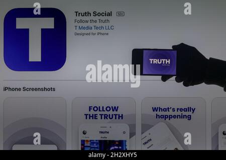 Gaziantep, Anatolien, Türkei. Okt. 2021. Gaziantep, Türkei. 22. Oktober 2021. Das Symbol der neuen Social-Media-App „TRUTH Social“ der Trump Media and Technology Group. Der Start der neuen Social-Media-Plattform wurde vom ehemaligen US-Präsidenten Donald Trump angekündigt. Trump, der während seiner Präsidentschaft die sozialen Medien sehr gut genutzt hat, wurde nach dem Sturm auf das US-Kapitol durch seine Anhänger im Januar von Twitter ausgeschlossen und von Facebook suspendiert (Bildquelle: © Muhammad ATA/IMAGESLIVE via ZUMA Press Wire) Stockfoto