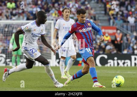 Barcelona, Spanien. Okt. 2021. Barcelona, Spanien, 24. Oktober 2021: Ferland Mendy (23 R.Madrid) und Philippe Coutinro (14 FC Barcelona) während des LaLiga Santander-Spiels zwischen Barcelona und R.Madrid im Camp nou-Stadion in Barcelona, Spanien. Rafa Huerta/SPP Credit: SPP Sport Press Photo. /Alamy Live News Stockfoto