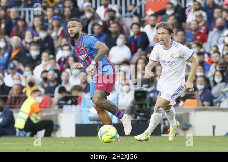 Barcelona, Spanien. Okt. 2021. Barcelona, Spanien, 24. Oktober 2021: Memphis Depay (9 FC Barcelona) und Luka Modric (10 R.Madrid) während des LaLiga Santander-Spiels zwischen Barcelona und R.Madrid im Camp nou-Stadion in Barcelona, Spanien. Rafa Huerta/SPP Credit: SPP Sport Press Photo. /Alamy Live News Stockfoto