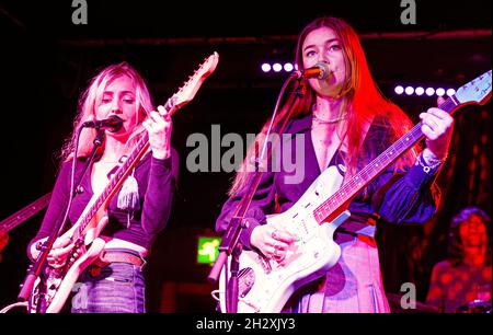 23. Oktober 2021: Hester Chambers und Rhian Teasdale von der britischen Band Wet Leg treten im Night and Day Cafe auf, als Teil ihrer ausverkauften Headline UK Tour (Bildnachweis: © Andy von Pip/ZUMA Press Wire) Stockfoto