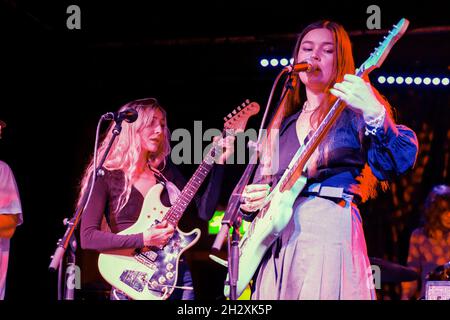 23. Oktober 2021: Hester Chambers und Rhian Teasdale von der britischen Band Wet Leg treten im Night and Day Cafe auf, als Teil ihrer ausverkauften Headline UK Tour (Bildnachweis: © Andy von Pip/ZUMA Press Wire) Stockfoto