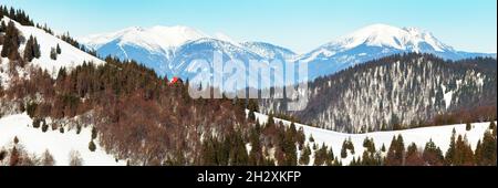 Blick von der Velka Fatra, dem Borisov Chalet und den Mala Fatra Bergen mit den Bergen Krivan, Stoh und Rozsutec Stockfoto