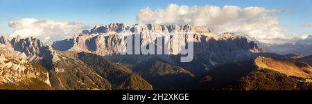 Abendansicht der sellagruppe oder sellagruppe mit Wolken und Wolkenstein oder Wolkenstein, Südtirol, Dolomiten, Italien Stockfoto