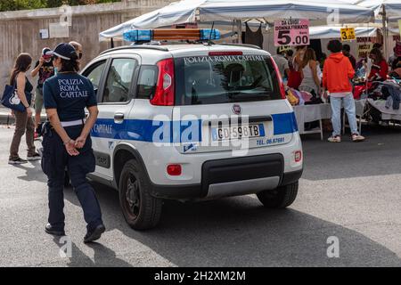 Polizia Roma Capitale am Mercato di Porta Portese Sonntagsmarkt in der Via Portuense im Stadtteil Trastevere in Rom, Italien Stockfoto