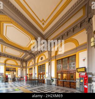 Cuneo, Piemont, Italien - 22. Oktober 2021: Historisch geschmückter Saal der Fahrkartenschalter des Bahnhofs Cuneo auf der Bahnstrecke Turin-Nizza Stockfoto