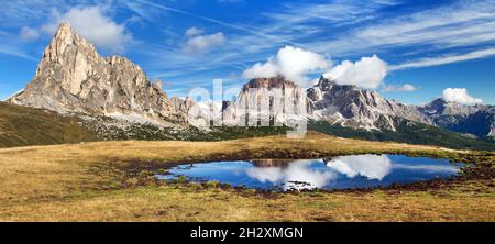 Blick vom Passo Giau Berg Ra Gusela vom Nuvolau Gruppe und Tofana oder Le Tofane Gruppe mit Wolken, Berge, die Spiegelung im See, Dolomiten, Italien Stockfoto