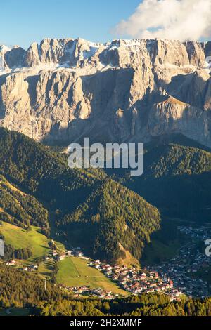 Abendansicht der sellagruppe oder sellagruppe mit Wolken und Wolkenstein oder Wolkenstein, Südtirol, Dolomiten, Italien Stockfoto