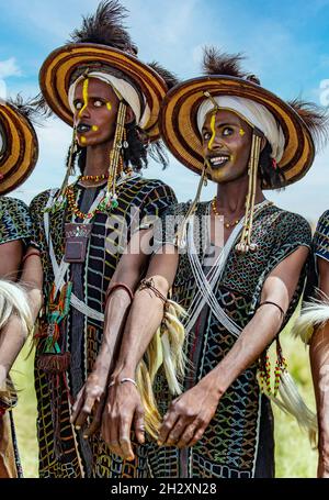 Wodaabe-Männer tanzen während des Gerewol-Festivals in Niger Stockfoto