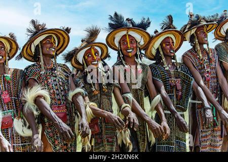 Wodaabe-Männer tanzen während des Gerewol-Festivals in Niger Stockfoto