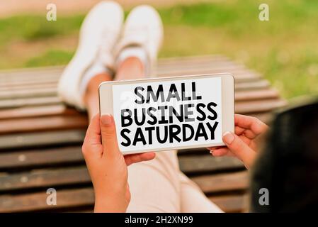 Textunterschrift für den Small Business Saturday. Business Idea American Shopping Holiday während der sprach- und Videoanrufe am Samstag Stockfoto