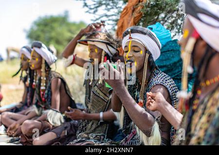 Wodaabe Männer bereiten sich auf das Gerewol Festival in Niger vor Stockfoto