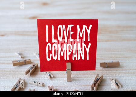 Textunterschrift mit I Love My Company. Geschäftsidee Erzählen Sie, warum ihre Arbeit und Arbeitsplatz Stück Blank Square Note umgeben von Wäscherei bewundern Stockfoto
