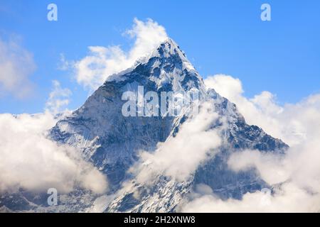 Mount Ama Dablam in Wolken, Weg zum Everest-Basislager, Khumbu-Tal, Sagarmatha Nationalpark, Everest-Gebiet, Nepal Stockfoto