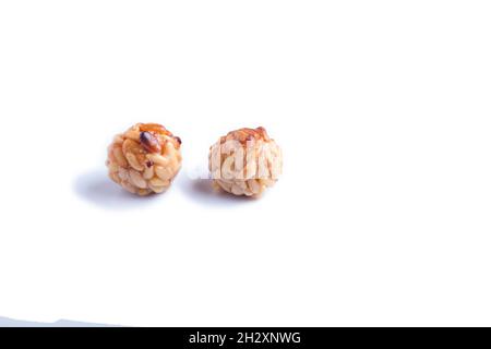 Panellets, traditionelles katalanisches Dessert aus Mandeln, Kartoffeln, Zucker und mit Pinienkernen bedeckt. Stockfoto