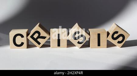 KRISENTEXT auf Holzblöcken geschrieben Weißer Hintergrund Finanzmarktkonzept Stockfoto