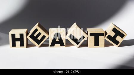 Holzblöcke mit Textzustand auf weißem Hintergrund Stockfoto